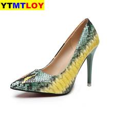 Zapatos de tacón alto sin cordones para mujer, calzado de piel sintética con punta puntiaguda, estampado de serpiente, color verde, talla grande 2024 - compra barato