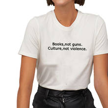 Camiseta feminina de algodão, t-shirt engraçada para a cultura dos livros, não é armas, harajuku, casual e feminina 2024 - compre barato