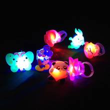 10 unids/lote de juguetes para niños al azar LED anillo de luz parpadeante de fiesta suave Rave brillo gelatina anillos de dedo anillo de luz 2024 - compra barato
