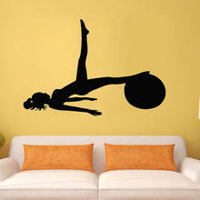 Adesivo de parede mulheres com uma bola, pilates, yoga, esportes, academia, decalques, removível, decoração de casa, silhueta, arte, vinil, decoração murais 2024 - compre barato