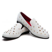 Meijiana chinelos masculinos tipo mocassim com estampa dourada, sapatos de veludo estilo britânico para festa e casamento, chinelos para homens 2024 - compre barato