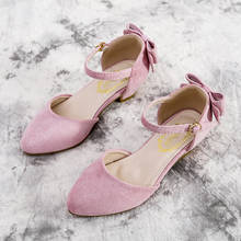 Детская кожаная обувь принцессы для девочек, повседневная блестящая детская обувь на высоком каблуке с бантом-бабочкой, синяя, розовая, павлиновая 2024 - купить недорого