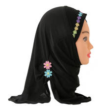 H1355 Красивая маленькая девочка хиджаб с цветами ручной работы мусульманский шарф исламские Шляпы арабский хиджаб Амира 2024 - купить недорого