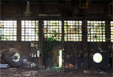 7x5FT заброшенная фабрика машины плюща стены окна открытая железная дверь пользовательские фото студия фон виниловый 220 см X 150 см 2024 - купить недорого