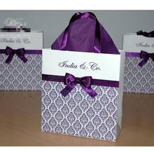 Персонализированные фиолетовые Свадебные приветственные пакеты с атласной лентой, фон из дамаста с узором, украшенная бантом и именами индивидуальный Бумага сумки, держащих букет невесты на свадьбе, подарки 2023 - купить недорого