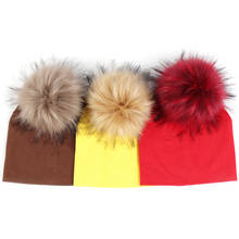 Gorro pompom de algodão para recém-nascidos, gorro quente e macio de cor sólida com pompom para crianças pequenas, boné infantil com pompom de pele falsa para inverno e outono 2024 - compre barato