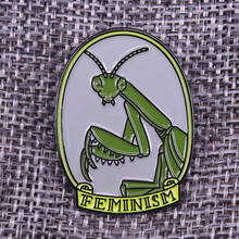 Pin de esmalte Praying mantis para mujer, broche de Guerrero, insignia feminista, accesorio de insectos 2024 - compra barato