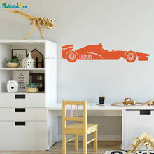 Pegatina de pared de coche de carreras con nombre personalizado, calcomanías sencillas y delicadas, murales de vinilo para habitación de niños, extraíbles, YT2942 2024 - compra barato