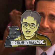 Insignia de Dw Schrute his name is basura, lindo personaje de TV con su gato negro, Pin de esmalte, Serie de Televisión divertida, joyería para fanáticos 2024 - compra barato