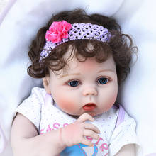 Boneca encaracolada bebê reborn, corpo inteiro de silicone macio, toque real, 56cm, cabelo encaracolado, brinquedo de banho, presente 2024 - compre barato