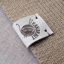 Etiquetas de cuero personalizadas para coser en la ropa, para artículos hechos a mano, etiquetas de punto de pliegue central, etiquetas DIY con logotipo para ropa, 55 Uds. 2024 - compra barato