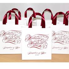 Персонализированные Свадебные каллиграфии приветственные пакеты с бордовыми сатиновая лента & имена, изящные пакеты для подарков для свадебный подарок для гостей 2024 - купить недорого