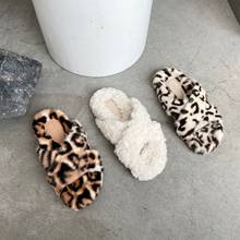 Sandalias de piel con banda cruzada para mujer, pantuflas lisas y rizadas para el hogar, colores mezclados, cómodas y esponjosas para interiores, zapatos sexys de leopardo 2024 - compra barato