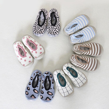 Sapatos de bebê meias Crianças Infantil leopard/dot Meias Crianças Do Presente Do Bebê Meias Chão Interior Sola de borracha Anti-Slip botas Meias 2024 - compre barato