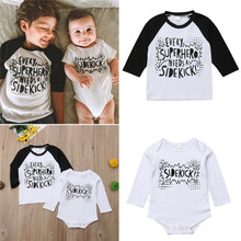 Ropa a juego para la familia, Camiseta de algodón con letras de superhéroes, Body de manga larga en blanco y negro, camiseta para gemelos para bebés 2024 - compra barato