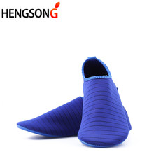 HENGSONG-zapatos de agua para nadar para hombre y mujer, zapatillas de playa planas, suaves y transpirables, para verano, 2021 2024 - compra barato