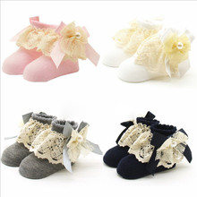 Нескользящие носки для маленьких девочек и мальчиков, модные милые носки с кружевными цветами, женские тапочки для новорожденных, ботинки, вязаная однотонная Одежда с бантом 2024 - купить недорого