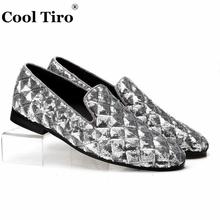 Стильные мужские лоферы Tiro с ромбиками, серебристые блестящие слиперы, Мокасины, свадебная Праздничная обувь, повседневная кожаная обувь на плоской подошве 2024 - купить недорого