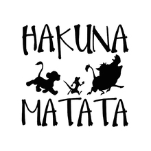 Стильные автомобильные наклейки HAKUNA MATATA Lion King Simba, виниловые автомобильные наклейки, модные наклейки на окна, стены, двери, 13,8 см * 13,3 см 2024 - купить недорого