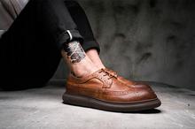 Sapatos masculinos de couro legítimo, calçado formal de negócios macio esculpido com cadarço até o verão, respirável, vintage, estilo derby 2024 - compre barato