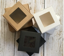 10 шт./лот натуральная крафт-коробка, квадратная черная крафт-бумага упаковочная коробка, белая маленькая Коробка для мыла с прозрачным ПВХ окном 7,5x7,5x3 см подарочная коробка 2024 - купить недорого