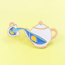 Broche en forma de copa de pez, tetera azul en forma de pez dorado en una tetera, Pin esmaltado para camisa, icono, insignia para niños, regalos, joyería 2024 - compra barato