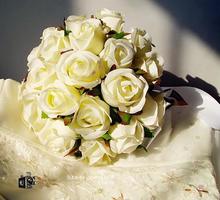 Бесплатная доставка с цветами в руках искусственные цветы белые цветы в руках фото реквизит свадебный букет цветов важно 2024 - купить недорого
