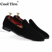 Стильные черные бархатные туфли Tiro; мужские лоферы; тапочки; официальная Свадебная модельная обувь; мужская повседневная обувь без шнуровки на плоской подошве; красная хлопковая подкладка 2024 - купить недорого