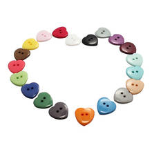 Полимерные кнопки в форме сердца, 100 шт., разные цвета, подходят для шитья или скрапбукинга, пластиковые кнопки, аксессуары для одежды 10 мм 2024 - купить недорого