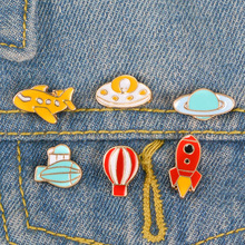 Desenhos animados voando pires nave espacial foguete balão de ar quente esmalte broche ufo estrangeiro liga emblema denim camisa saco pinos diversão jóias 2024 - compre barato