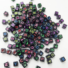 Cuentas de cubo con letras del alfabeto, colores surtidos de neón, Negro transparente, 50/100 Uds., 6x6mm 2024 - compra barato