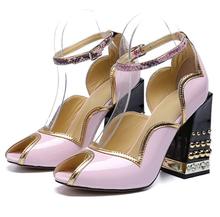 Пикантные женские розовые туфли с открытым носком на массивном высоком каблуке; туфли с пряжкой; настоящая фотография; женские Босоножки с открытым носком на высоком массивном каблуке, Украшенные бусинами 2024 - купить недорого