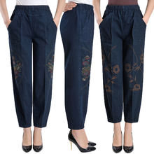 Брюки для женщин среднего возраста, джинсовые брюки с эластичной талией и вышивкой, свободные джинсы большого размера для мам, брюки Harlan с высокой талией 2024 - купить недорого