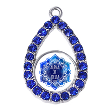 Nuevo colgante de moda con incrustaciones de diamantes de imitación de metal con letras griegas de la Asociación alfa XI DELTA, símbolo de flores azules 2024 - compra barato