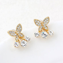 LEMOER корейские милые серьги-гвоздики золотого цвета с кристаллами и бабочками для женщин 2024 - купить недорого