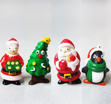 Uma árvore de natal decorada, presente de natal, bonecas de santa fé, pinguim pendurado, ornamento de natal 2024 - compre barato