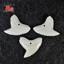 3PCSYak hecho a mano tallado hueso tiburón dientes colgante Hawaii estilo hueso blanco cuentas DIY joyería accesorio 28mm X 30mm 2024 - compra barato