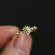 Модные милые женские кольца с кристаллами золотого цвета в виде снежинок, Романтические Свадебные Ювелирные Кольца Подарочные 2024 - купить недорого