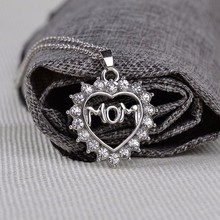 Оптовая продажа, модный подарок на день матери, серебряное ожерелье с кулоном в виде сердца «I Love Mom Стразы», ожерелье с кулоном, ювелирные изделия в подарок 2024 - купить недорого
