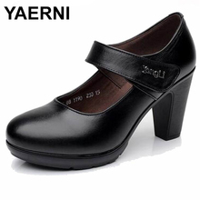 YAERNI 2018 zapatos de primavera otoño mujer 100% cuero genuino mujeres bombas señora cuero punta redonda plataforma poco profunda boca zapatos E545 2024 - compra barato