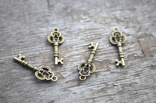 30 шт Брелоки для ключей, античный бронзовый Прекрасный мини филигранный цветок брелок Подвеска 10х27мм 2024 - купить недорого