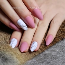 Розовые матовые мраморные накладные ногти на шпильке миндаль средний матовый кирпич для Прижима 2024 - купить недорого
