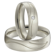 Fabricante da china anéis de casamento em formato de arco dentro da cor de prata cnc estampa de gravação anéis de aço de titânio para homens e mulheres 2024 - compre barato
