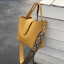 Дизайнерская кожаная дамская сумочка на ремне, Стильная вместительная сумка-мессенджер через плечо, повседневный тоут для девушек, 2019 2024 - купить недорого