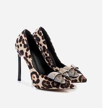 Zapatos de tacón alto con punta puntiaguda de leopardo para mujer, con diamantes de imitación, con lazo, tacón de metal 2024 - compra barato