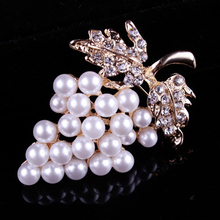 Broche de uvas chapado en oro para mujer, alfileres de perlas de imitación, decoración de boda 2024 - compra barato