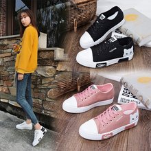 Zapatos informales planos de lona para mujer, zapatillas de deporte a la moda con cordones de dibujos animados, de tablero, color negro, rosa y blanco 2024 - compra barato