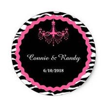Классическая Свадебная круглая наклейка с монограммой 1,5 дюйма с ярко-розовым и черным принтом зебры 2024 - купить недорого