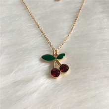 Ожерелье с подвеской в виде вишни с красным камнем и зеленой эмалью 2024 - купить недорого