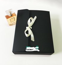 Caja de papel Kraft grande de 24x18x2cm, botella de cosméticos, bufanda, embalaje de ropa, caja de cartón de regalo de papel negro con cinta 2024 - compra barato